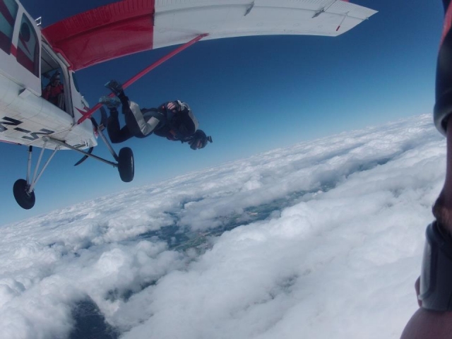 saltando de la avioneta